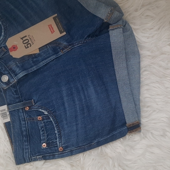 Levis Mid-rise - Picture 3 of 3